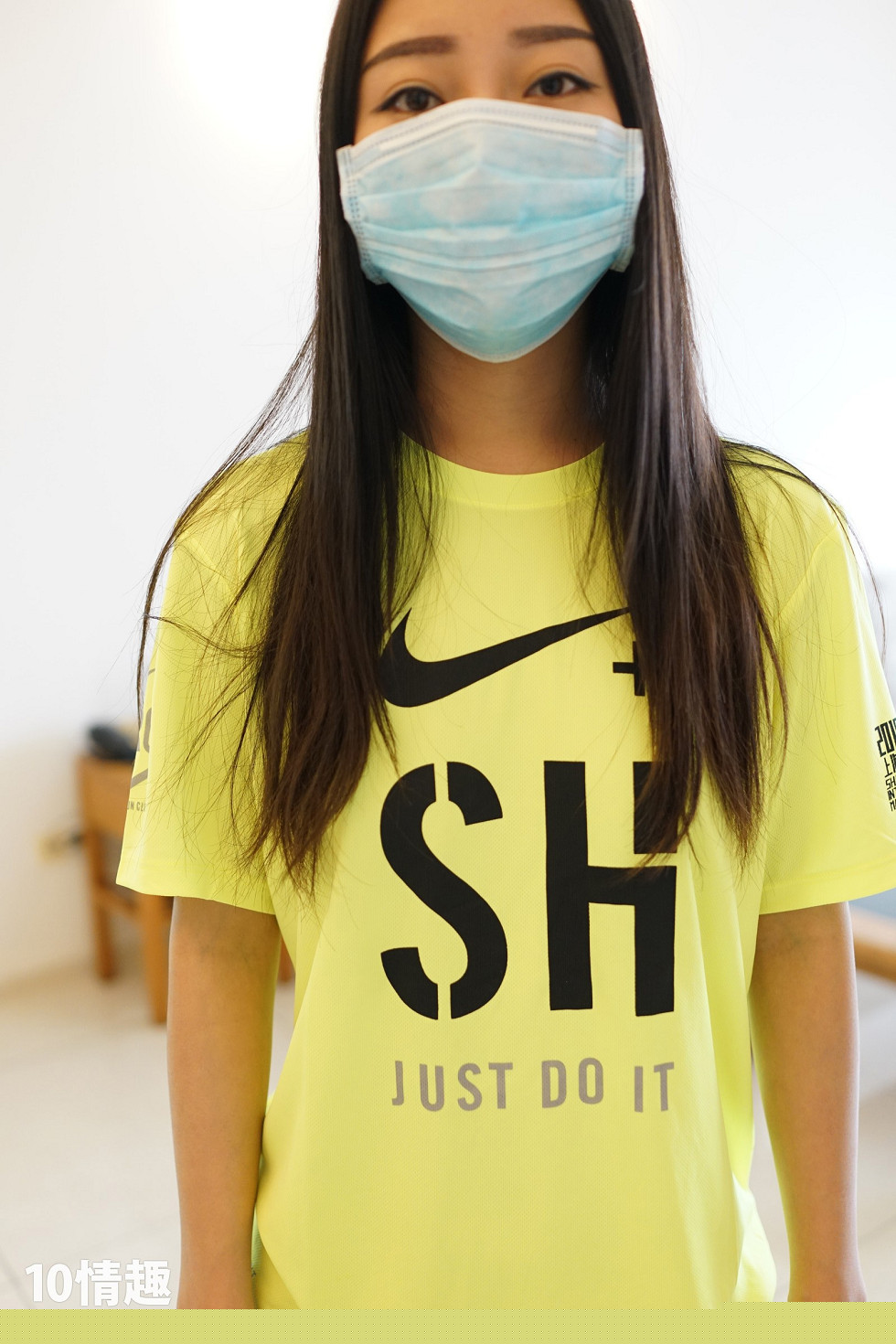 [ROSI写真]口罩系列NO.368_红色内裤美女半撩黄色上衣露半球撩人诱惑写真42P